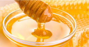 想必大家都知道蜂蜜，它喝起来甜入心脾，但是大家知道吗 蜂蜜搭配着喝会更好，不仅美容养颜，还能养生防病 ，下面走进健康大舞台就来为大家推荐几种吃法。 一、蜂蜜 + 枸杞 1 、预防流感：季节交替时容易引发流感，常喝蜂蜜泡枸杞能提高人体免疫力，能有效预防各种流感。 2 、口舌生疮：人一旦上火，引起口舌生疮，蜂蜜泡枸杞有很好的败火作用，口舌生疮连续喝几次就
