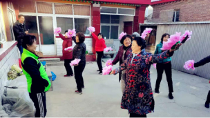 本网讯 近日来， 崇高健康大舞台北京中心 的演员们正在积极备战春晚节目——《婆婆我要上春晚》，让初冬的农家院里充满了浓浓的春意。 前些日子， 北京中心 向各演出团的演员们传达了 崇高健康大舞台 总部正在进行第四届百姓春晚节目海选的消息，北京市房山区的几位文艺爱好者开始打起了百姓春晚的“主意”，由于没有现成的节目，他们凑在一起，开了一个“诸葛亮会