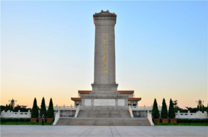 矗立在天安门广场上庄严肃穆的人民英雄纪念碑。 北京，天安门广场，凝聚着革命先烈血与魂的人民英雄纪念碑正式揭幕。六十年一甲子，在万众敬仰中，人民英雄纪念碑走过了一个个不同寻常的历史年轮。现在，就让我们把时针调回起点，去领略人民英雄纪念碑背后蕴藏着的那些鲜为人知的故事 …… 坐落在天安门广场中轴线上的人民英雄纪念碑为何一反传统，坐南朝北 在天安