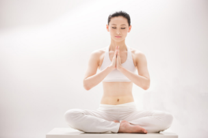 “性急匆匆惹事端，但凡为事要心宽。他将言语生嗔怒，我把情怀作世观。我与闲心聋与耳，任其巧舌说千般。贤人闲慎感烦恼，忍字常常着眼观。”想要有好的身体，需要先有好的习惯。走进健康大舞台请您，平心静气，慢慢品味养生之道，养生 不等于 “练练身体、吃吃补药”，不要一讲到养生，就只想到躯体上的养生，而更应重视心理上、精神上的调摄。 早在先秦时期的《