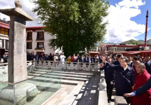 李克强总理 7月26日来到拉萨市大昭寺。他先后参观了文成公主带来的释迦牟尼12岁等身铜制鎏金像、法王松赞干布殿等，最后来到矗立在寺门外、拥有1200年历史的唐蕃会盟碑前。看到总理到来，游客们蜂拥围拢过来。李克强问，你们知道这块碑是什么碑吗？游客们高声回答：唐蕃会盟碑！总理大声说，对，这块碑已经在这里屹立千年了，希望各民族大团结就像唐蕃会盟碑一样，屹