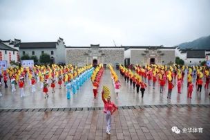 10月17日，横店镇明清民居博览城古戏台广场上，一群舞者在音乐的律动下展示着自己的舞姿。 据了解，这是由东阳市老年人体育协会、浙江横店影视城有限公司主办的健康大舞台系列活动广场舞比赛。 来自各乡镇、机关共20支代表队参赛。 现场下着小雨，但热情、精彩、自信的表演还是引来了市民和游客的围观，不少人纷纷掏出相机记录精彩瞬间。