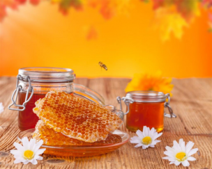大家都知道蜂蜜是个好东西，蜂蜜的味道不仅好，并且还有许多养生保健的功能。适合各个年龄阶段的人食用，可能很多人都不知道其实蜂蜜还是有治疗一些小疾病的作用。 一、蜂蜜的第一个作用就是可以让兴奋的神经安眠。 蜂蜜里面还有丰富的葡萄糖，维生素，钙等矿物质，不仅可以调节神经系统的功能，缓解神经紧张，还可以促进睡眠。一些平时在日常生活中睡眠质量不高