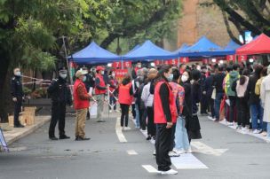 吹响“冲锋号”，全市上下总动员 。 疫情发生以来，福建省福州市六区、区委、区政府高度重视 。 在省、市疫情防控指挥部的大力指导下，区疫情防控指挥部、区委组织部、区卫健局、区公安分局、区委文明办等部门第一时间发出动员令，组织抽调全区机关党员干部、乡镇村居干部、医护人员、警察及安保人员、环卫人员、后勤保障人员及全区各级各类文明单位社会志愿者共计