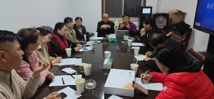 中部区河南讯： 为深入贯彻落实3月15日总部网络会议精神，3月17日下午四点，河南省中心会议在洛阳召开，，到会的领导嘉宾有中部区督察长、河南省中心主任史关强，中部区秘书长、河南省中心主任程广硕，河南省中心副主任、洛阳分中心陈明义；河南省中心副主任、李静；省中心艺术团团长宋冬、副团长刘文，洛阳白天鹅舞蹈艺术团团长徐华以及各机构负责人和会议保障工作