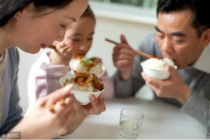 人生下来就得吃东西，好的饮食习惯对人的一生影响非常的大，而坏的饮食习惯则会对身体健康带来伤害，导致疾病的发生。 饮食上遵循这 几 点，让你健康、长寿、身材好，一个都少不了 1 、控制热量的摄入 想健康长寿身材好，这 8 点饮食规则少不了，看看你都做到了吗？ 饮食并不是吃得越多越好，平时得控制热量的摄入。偶尔的摄入过量没关系，但长期的摄入过量则会引起